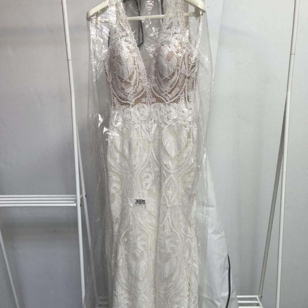 Brand new, never worn wedding dress!  Beautiful lace!